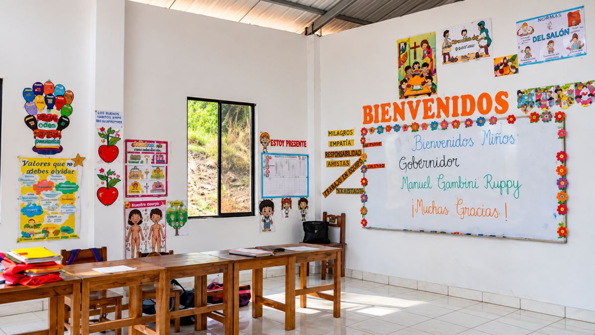 Nueva Requena: entregan colegio refaccionado y camino vecinal en Bajo Rayal
